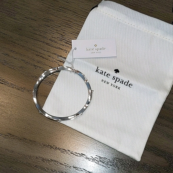 NEW Kate Spade Heavy Metals Wave Bangle in Silver - Picture 3 of 7